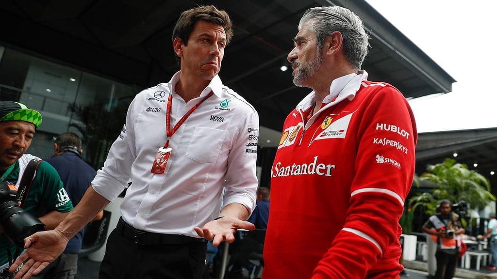 Mercedeksen ja Ferrarin tallipomot Toto Wolff ja Maurizio Arrivabene Malesian GP:ssä viime syyskuussa.