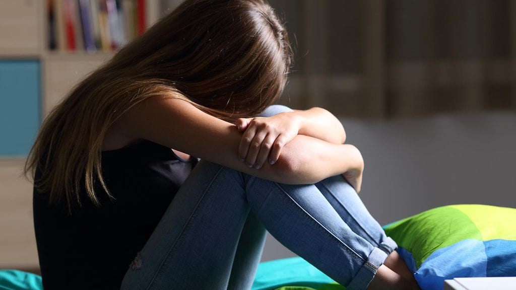 18-vuotias tunsi itsensä nolatuksi, kun toinen asiakas kysyi hänen iho-ongelmastaan maauimalassa. Kuvituskuva.