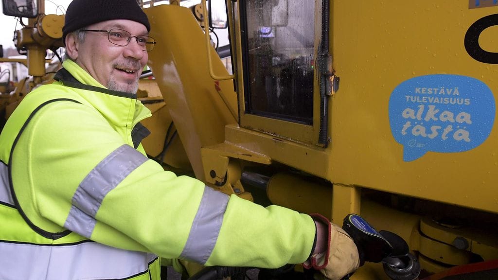Tiehöylää tankataan Espoossa. Kuntien alueilla tiehöyliä käytetään Lappalaisen mukaan vielä hieman enemmän kuin maanteillä. Maanteillä on tällä hetkellä Kärnän mukaan meneillään 79 urakkaa, joista jokaisessa on käytössä yksi tai kaksi karhu.
