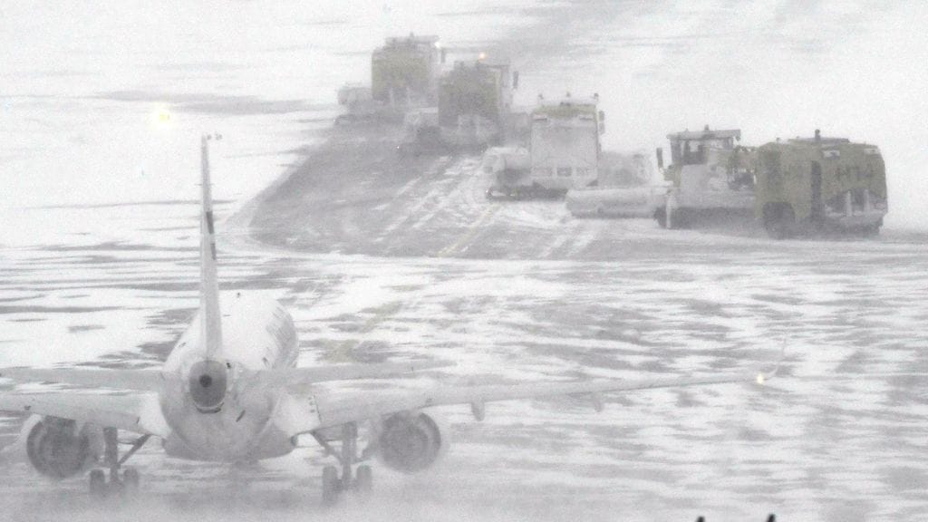 Helsinki-Vantaalla pyrytti rajusti lunta keskiviikkona.