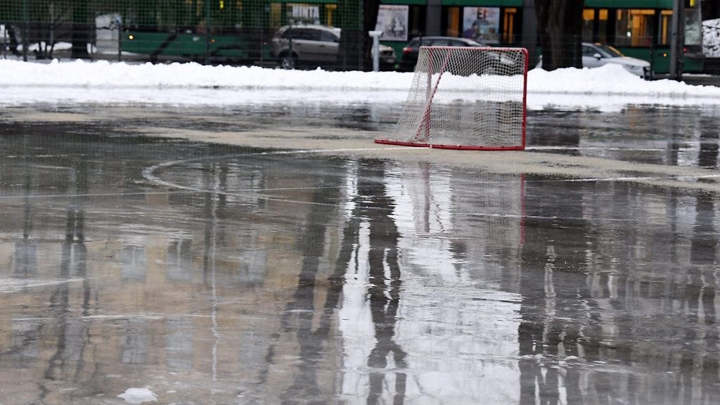 Johanneksen kentän jää suli Helsingissä 25. tammikuta 2018. Keli on myös jalankulkijoille vaarallinen osassa maata, kun lumen ja jään päälle on satanut vettä.