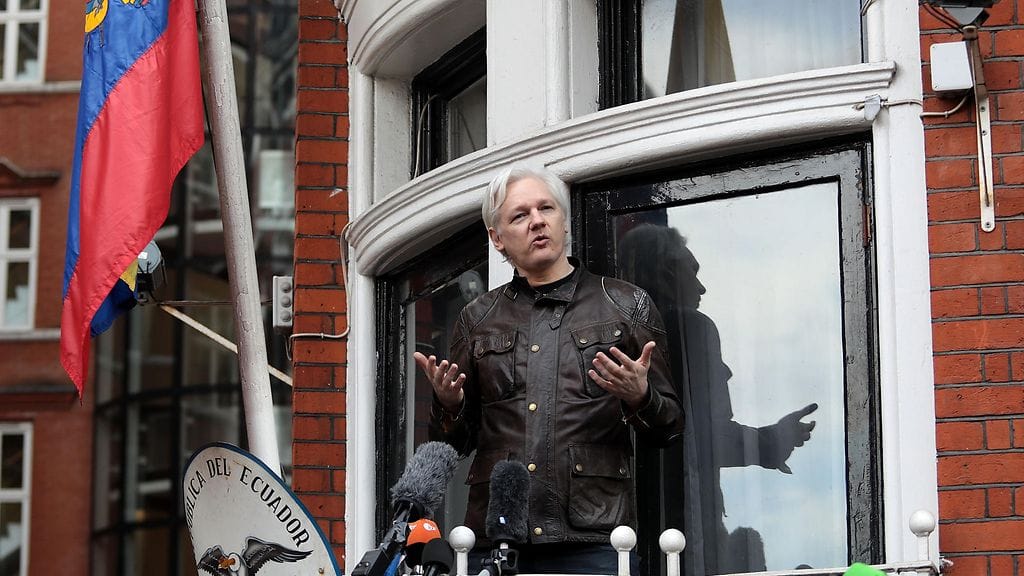 Jullian Assange puhuu medialle toukokuussa 2017 Lontoossa.