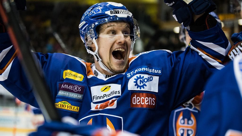 Alexander Bonsaksen Tapparan paidassa viime keväänä.