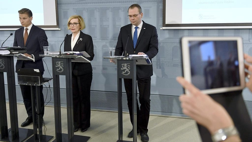 Oikeusministeri Antti Häkkänen, sisäministeri Paula Risikko ja puolustusministeri Jussi Niinistö esittelivät tiedotustilaisuudessa uusien tiedustelulakien sisältöä. Tiedustelulainsäädäntöä koskevat hallituksen esitykset annettiin torstaina eduskunnalle.