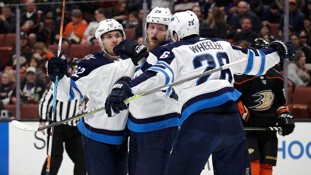 Patrik Lainetta (kesk.) juhlittiin, mutta lopulta Winnipeg taipui.