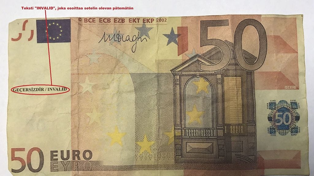 Poliisin välittämä handout-kuva väärästä 50 euron setelistä, josta löytyy pätemättömyys -merkintä (invalid) lähtömaan omalla kielellä sekä englanniksi. Kuvan mukaisilla näyterahoilla yritettiin kesällä 2017 maksaa ostoksia muun muassa kuopiolaisissa ravintoloissa.