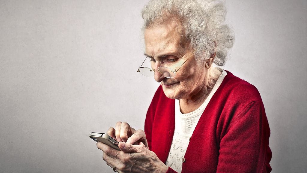 Mummo suutahti, kun onnittelut eivät odottaneet puhelimessa heti aamusta. Kuvituskuva.