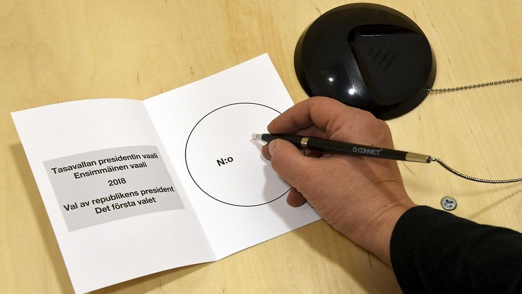 Kuvituskuvassa presidentinvaalien ensimmäisen kierroksen ennakkoäänestyksen äänestyslippu Espoon Tapiolan postissa 16. tammikuuta 2018.