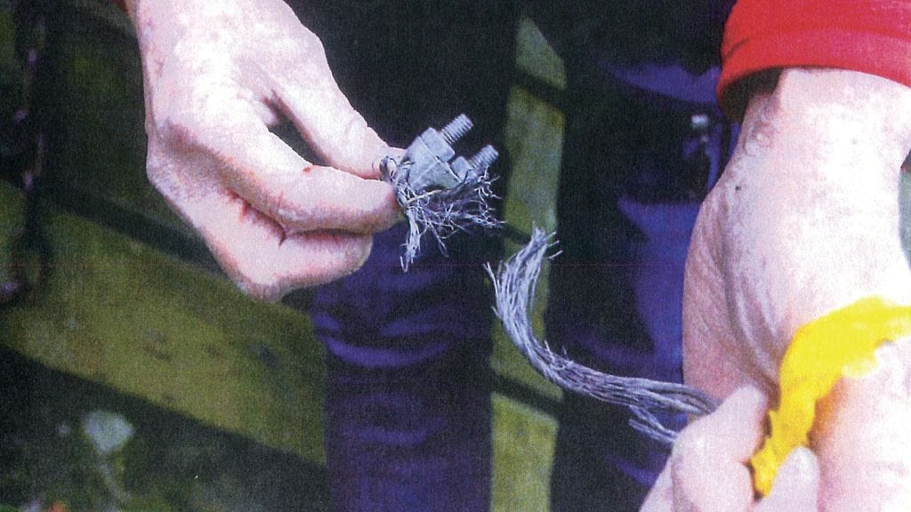 Poliisin esitutkintamateriaalissa oli kuva teräsvaijerin päästä ja siitä irronneesta välikappaleesta.