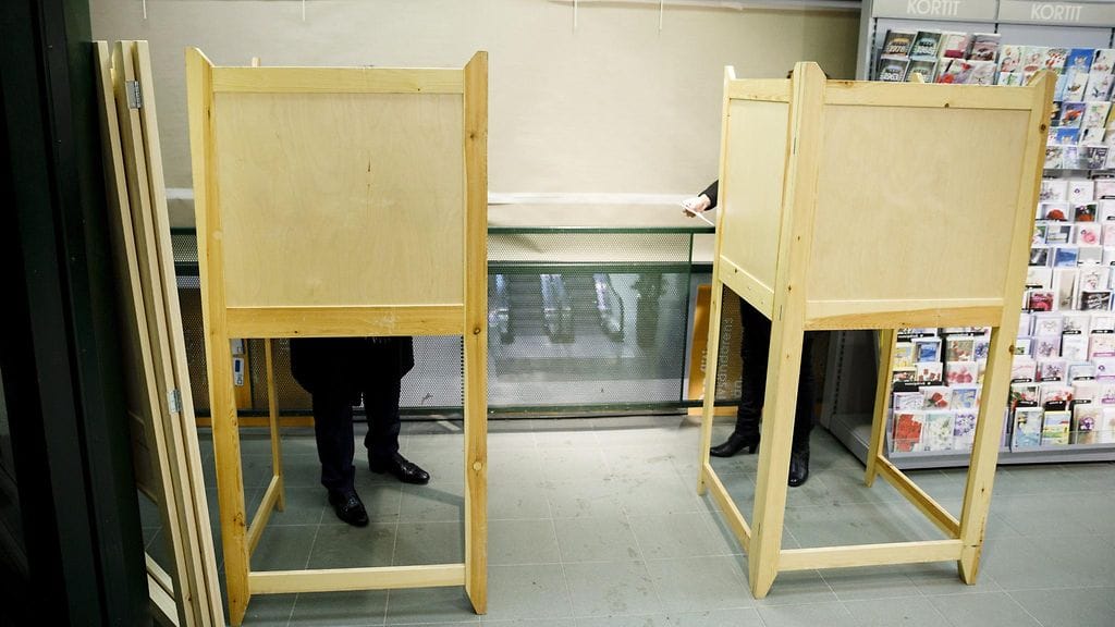 Kuvituskuvassa tasavallan presidentti Sauli Niinistö (vas.) ja rouva Jenni Haukio äänestyskopeissa, kun he kävivät äänestämässä ennakkoon presidentinvaalien ennakkoäänestyksen toisena päivänä Munkkivuoren postissa Helsingissä torstaina 18. tammikuuta.