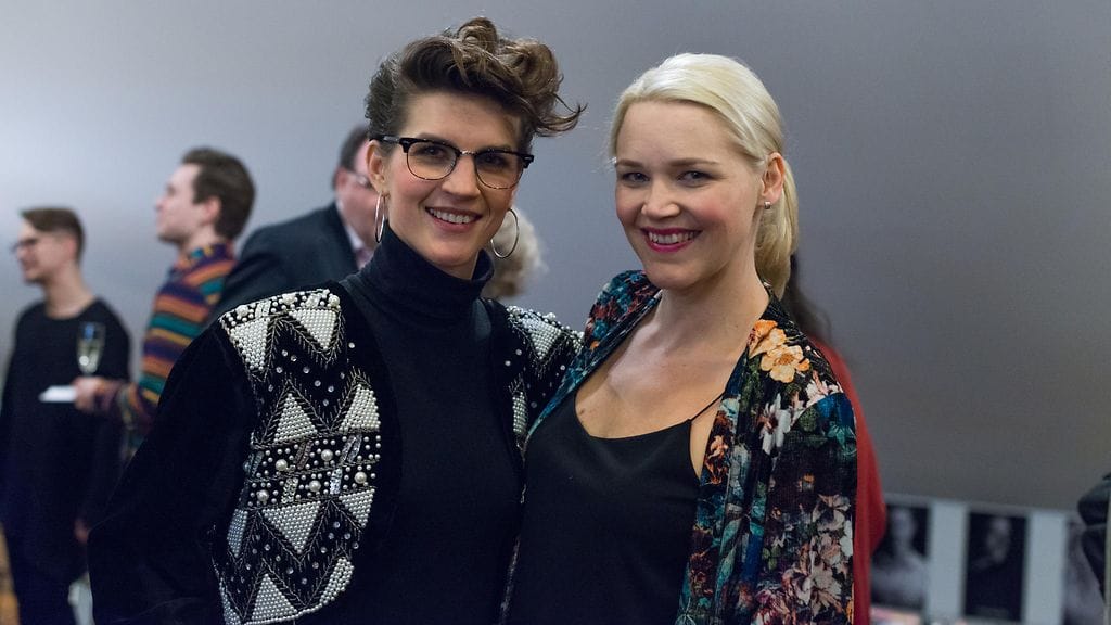 Tuore Kultainen Venla -voittaja Maria Ylipää ja Tanssii tähtien kanssa -kilpailun voittanut Anna-Maija Tuokko Tytöt 1918 -musikaalin ensi-illassa.