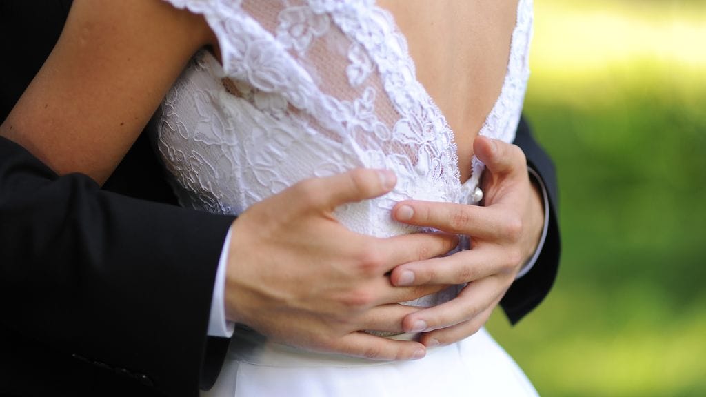 Nuori pari menee naimisiin vielä ennen sulhasen kuolemaa. Kuvituskuva.