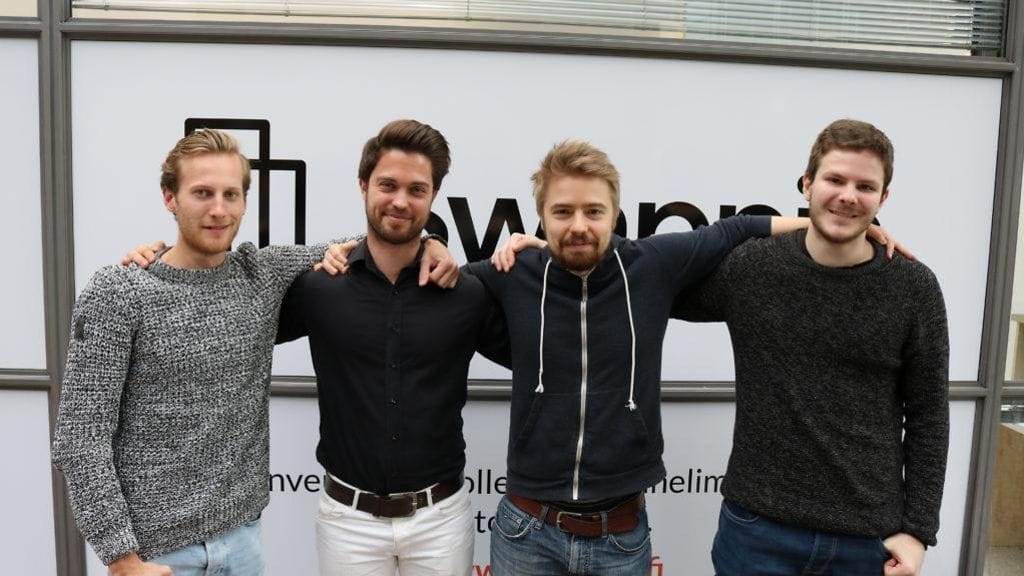 Swappien liikkeen edessä vasemmalta oikealle myymäläpäällikkö Anton, yrityksen perustajat Sami ja Jiri sekä huoltopäällikkö Jimi.