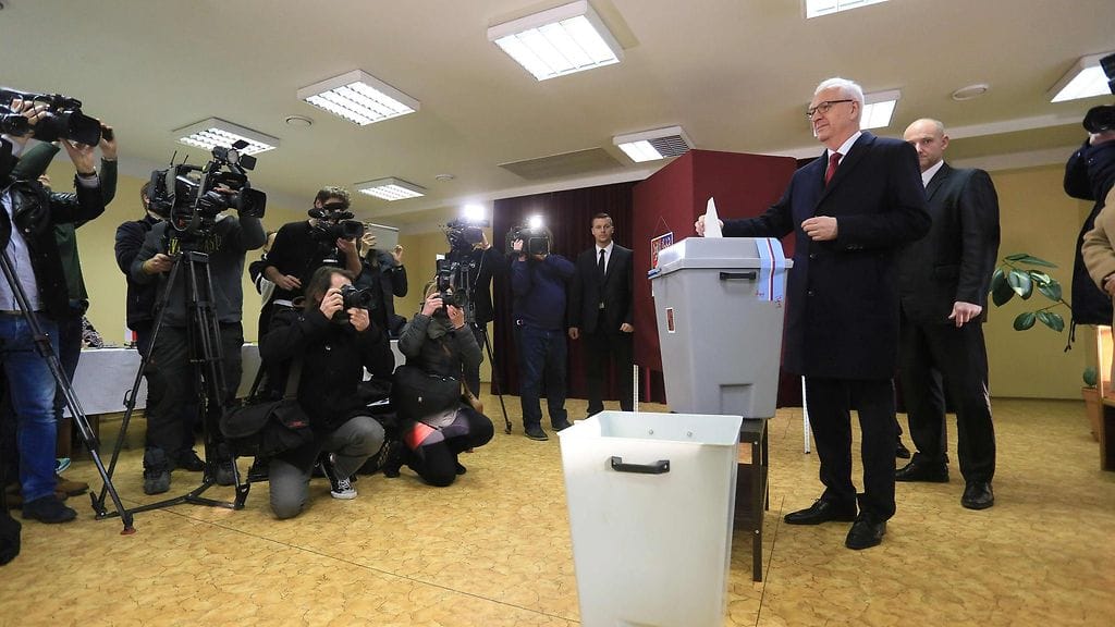 Puolueisiin sitoutumaton Jiri Drahos kävi äänestämässä ensimmäisellä kierroksella.