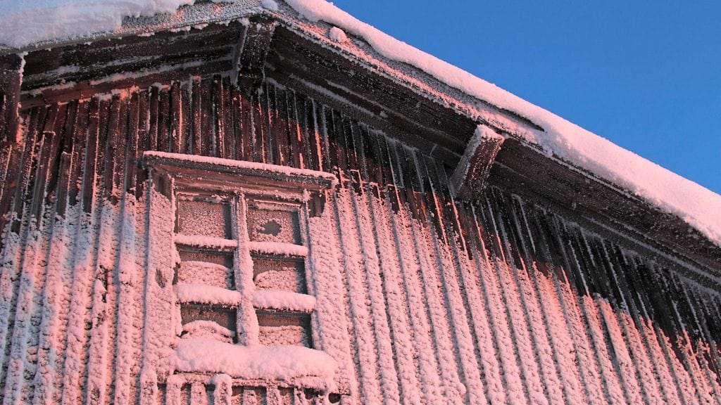Latviassa osa Suomeen salakuljetettavista ihmisistä majoitettiin päiväkausiksi  autiotaloon, jossa ei ollut sähköä, juoksevaa vettä eikä WC:tä. Kuvituskuvaa.