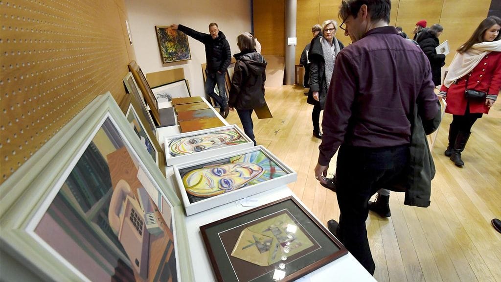 Posti järjestää taideteosmyynnin pääkonttorillaan Pohjois-Pasilassa. Myyntiin päätyy varastossa olevat 500 teosta. Pääosa tuotoista lahjoitetaan hyväntekeväisyyteen.