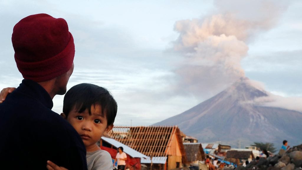 Viranomaisvaroitukset eivät ole saaneet Filippiineillä köyhiä maatyöläisiä lähtemään tulivuoren läheisyydestä. Moni suojelee elinkeinoaan jopa henkensä uhalla.
