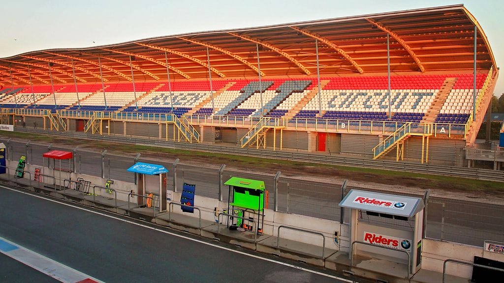 Assenin radan pääkatsomo.