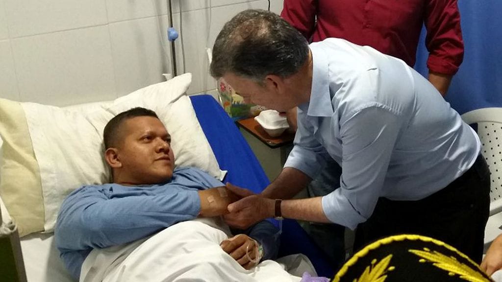 Kolumbian presidentti Juan Manuel Santos vierailee sairaalassa pommi-iskun jälkeen tapaamassa loukkaantuneita poliiseja. Ainakin 40 haavoittui poliisiasemalle tehdyssä iskussa.