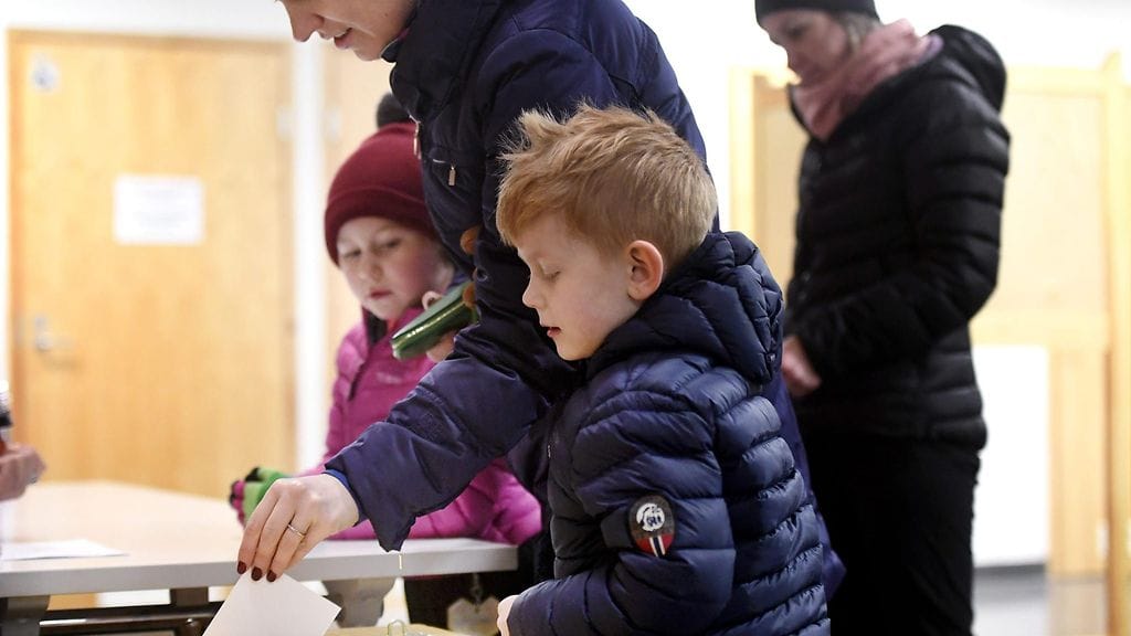 Lapset seuraavat vierestä kun äänestäjä tiputtaa äänestyslipukkeensa uurnaan vaalipäivänä Kulosaaren ala-asteella Helsingissä sunnuntaina 28. tammikuuta 2018.