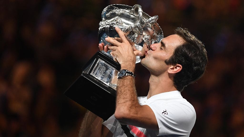 Roger Federer suuteli palkintoaan.