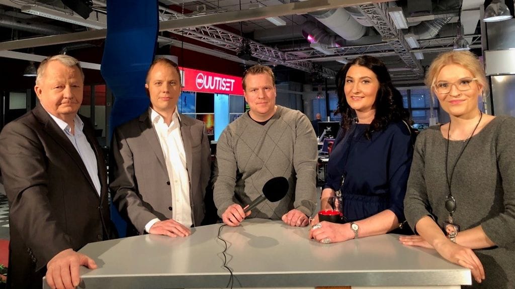 Raimo Pitkänen (kuvassa vasemmalla), Juha Kaija, Antonia Berg ja Anu Korhonen seuraavat vaali-iltaa. Keskellä politiikan toimittajia haastattelut Jari Heikkilä.