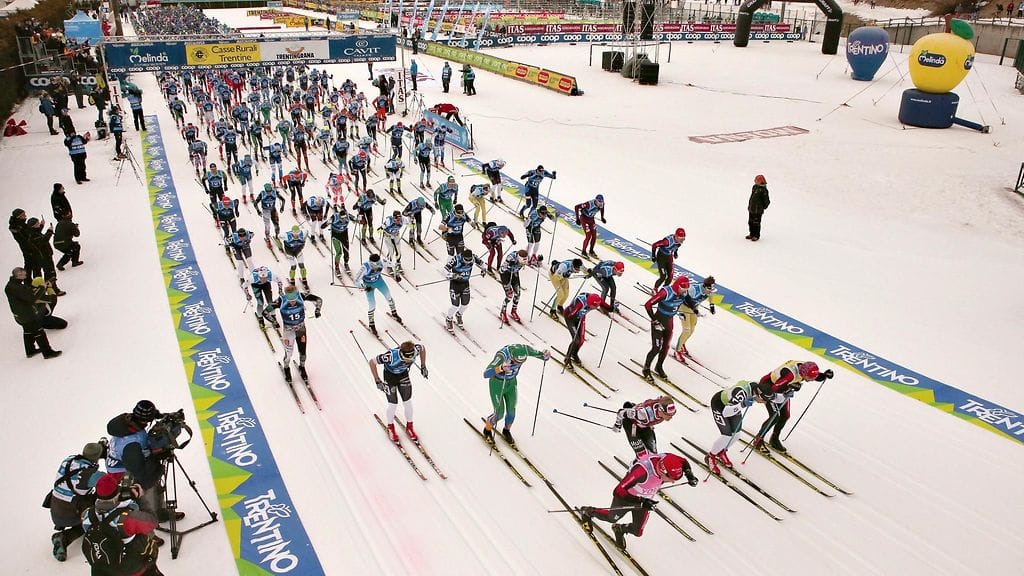 Hiihtäjien lähtö sunnuntaina Marcialongassa Ski Classics -sarjan kisaan.