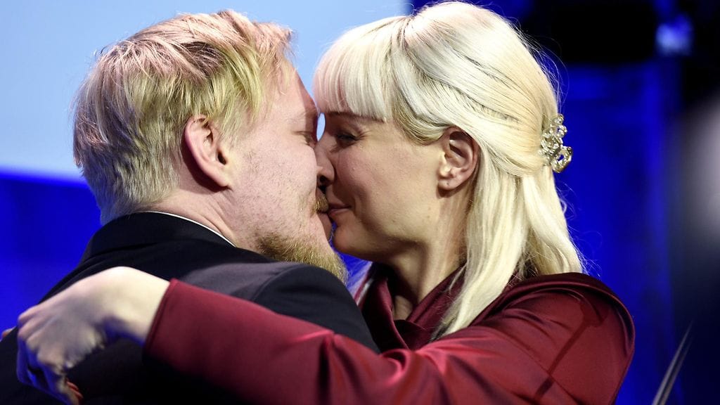 Perussuomalaisten presidenttiehdokas Laura Huhtasaari (oik) ja puoliso Teemu Lämsä tulosten selvittyä Huhtasaaren vaalivalvojaisissa Helsingissä sunnuntaina 28. tammikuuta 2018.