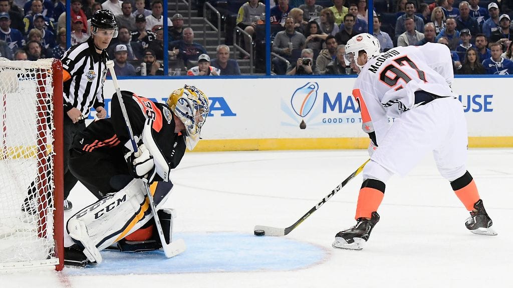 Pekka Rinne pysäytti Connor McDavidin.