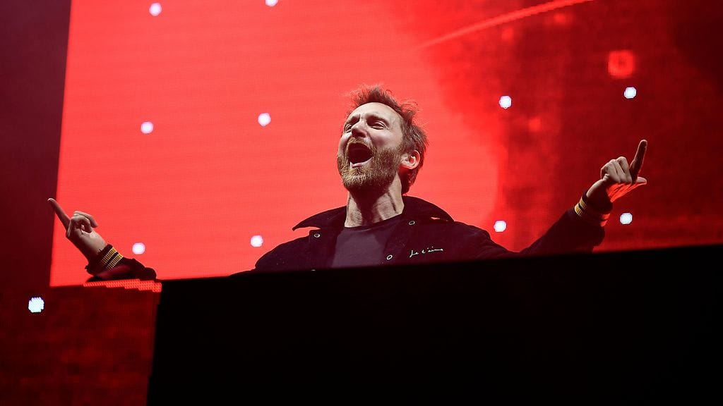 David Guetta esiintymässä Pariisin AccorHotels-areenalla 19. tammikuuta 2018.