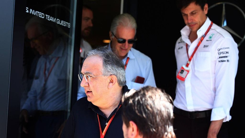 Toto Wolff (oik.) varoittaa ärsyttämästä Sergio Marchionnea.