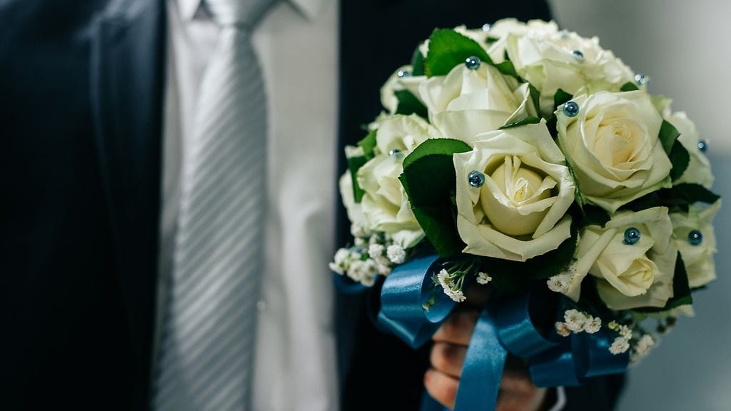 Sulhanen kertoo, ettei voinut unohtaa sitä, kuinka hänen morsiamensa oli pilannut heidän häänsä. Kuvituskuva.