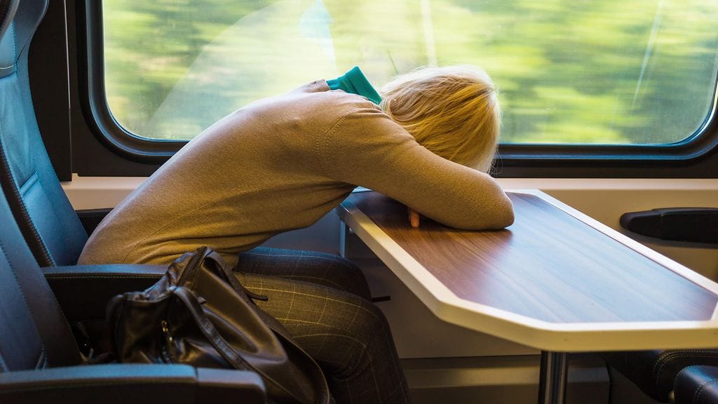 Herätessään nainen havaitsi, että hänen syliinsä oli ilmestynyt nenäliina. Kuvituskuva.