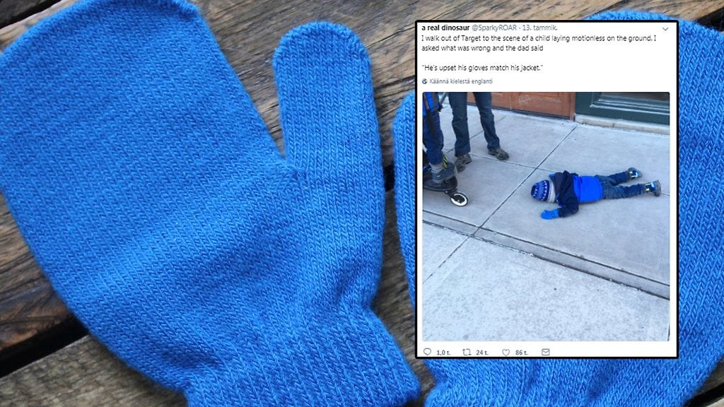 Sinisen takin kanssa yhteensopivat siniset hanskat olivat pienelle pojalle liikaa.