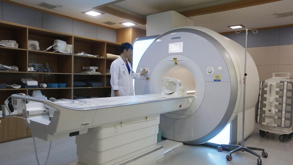 Intialainen mies on kuollut magneettikuvauksia tekevän koneen turmassa sairaalassa Mumbaissa.