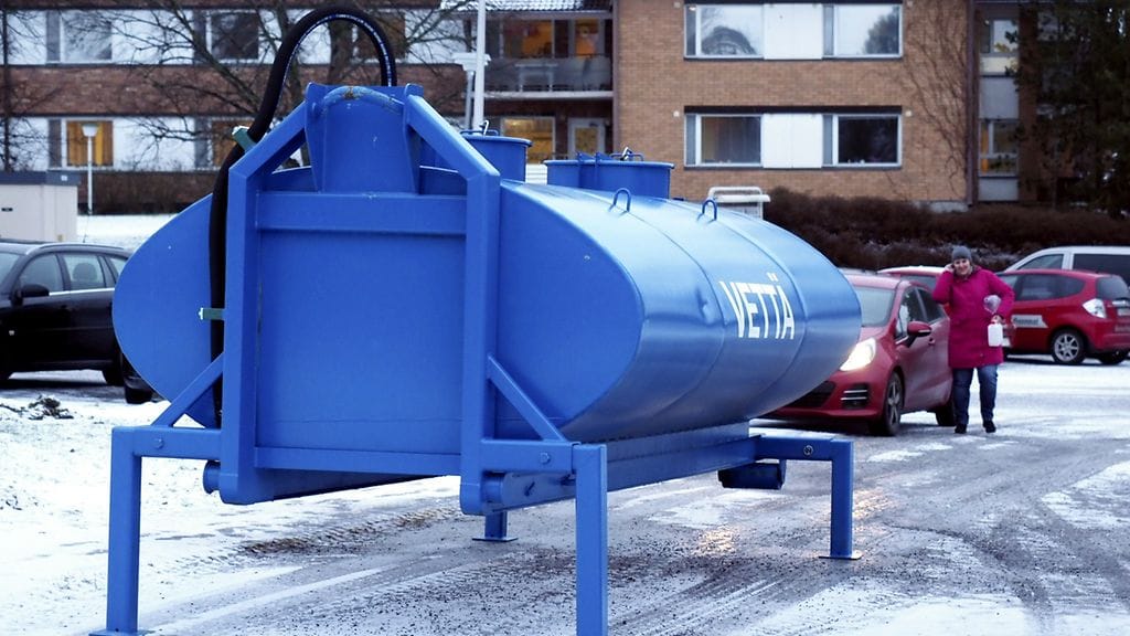 Nousiaisten keskustaan tuotiin asukkaiden käyttöön vesitankki vesijohtoveden saastumisesta johtuen.