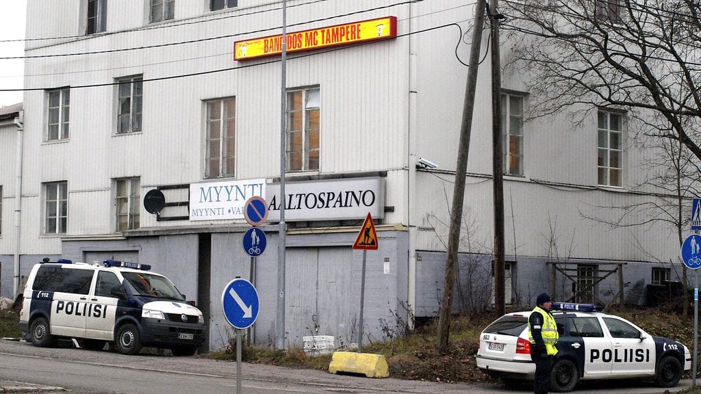 Poliisi teki kotietsinnän Bandidos-moottoripyöräkerhon tiloissa Tampereen Vehmaisissa 18. marraskuuta 2014.