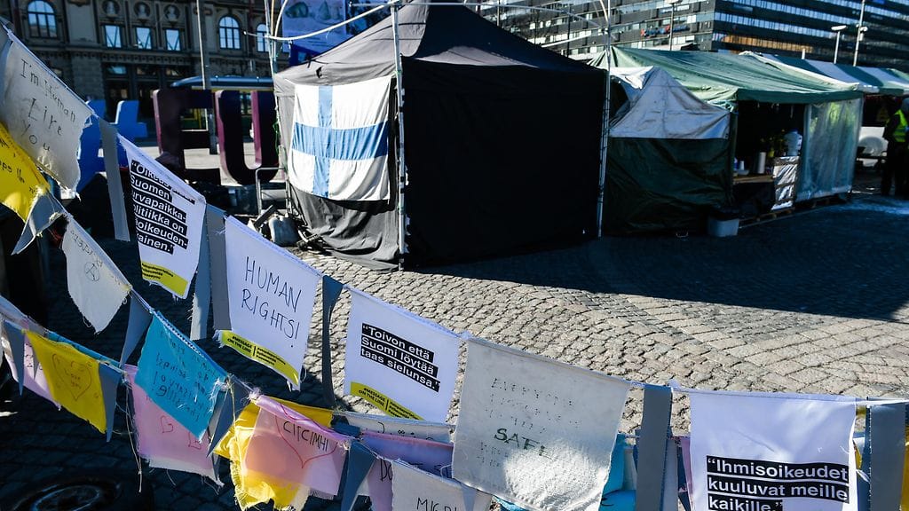 Turvapaikanhakijoiden mielenosoittajien telttaleiri Helsingin Rautatientorilla maaliskuussa 2017.