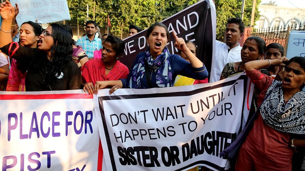 Kansalaisjärjestöt ovat vaatineet tiukempia lakeja ja suurempia poliisiresursseja raiskausten estämiseksi. Kuvassa mielenosoittajia Intian Bhopalissa tapahtuneen joukkoraiskaustapauksen jälkeen marraskuussa 2017.