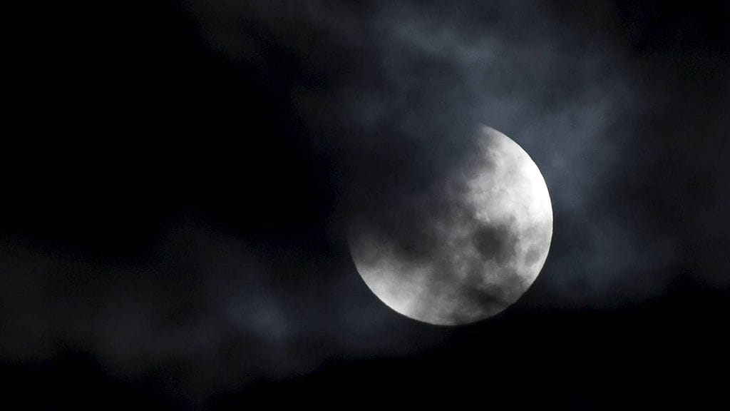 Kuu maan puolivarjossa klo 4.20 Helsingissä 28. syyskuuta 2015. Täydellinen pimennys alkoi kello 5.11 ja oli syvimmillään kello 5.47.