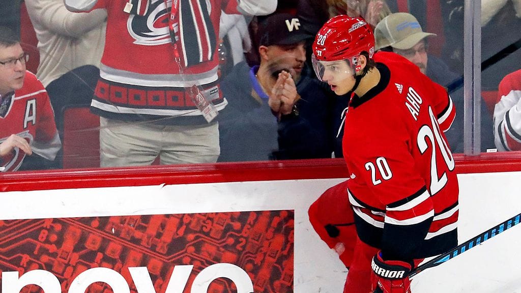 Sebastian Aho iski maalin.