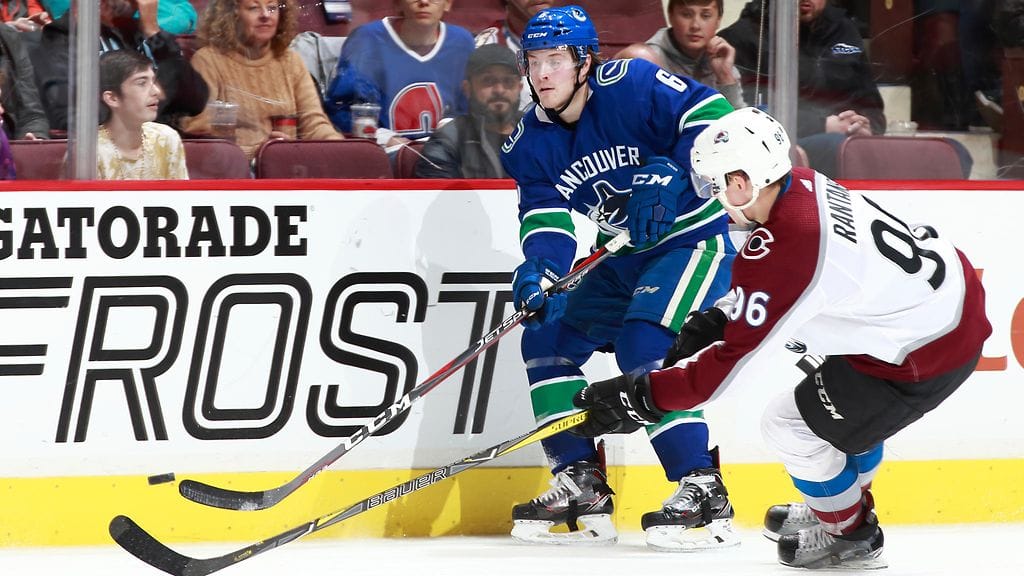 Mikko Rantanen (oik.) keräsi kaksi syöttöpistettä Vancouveria vastaan.