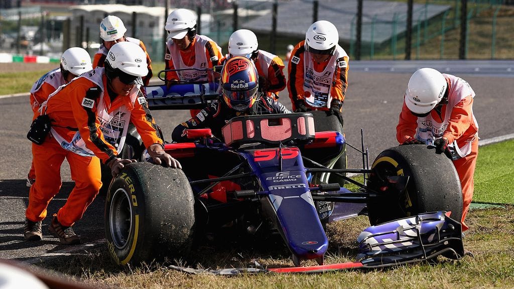 Renault-moottorilla varustettua Toro Rosson autoa saatiin siirrellä tieltä useaan kertaan kauden 2017 aikana.
