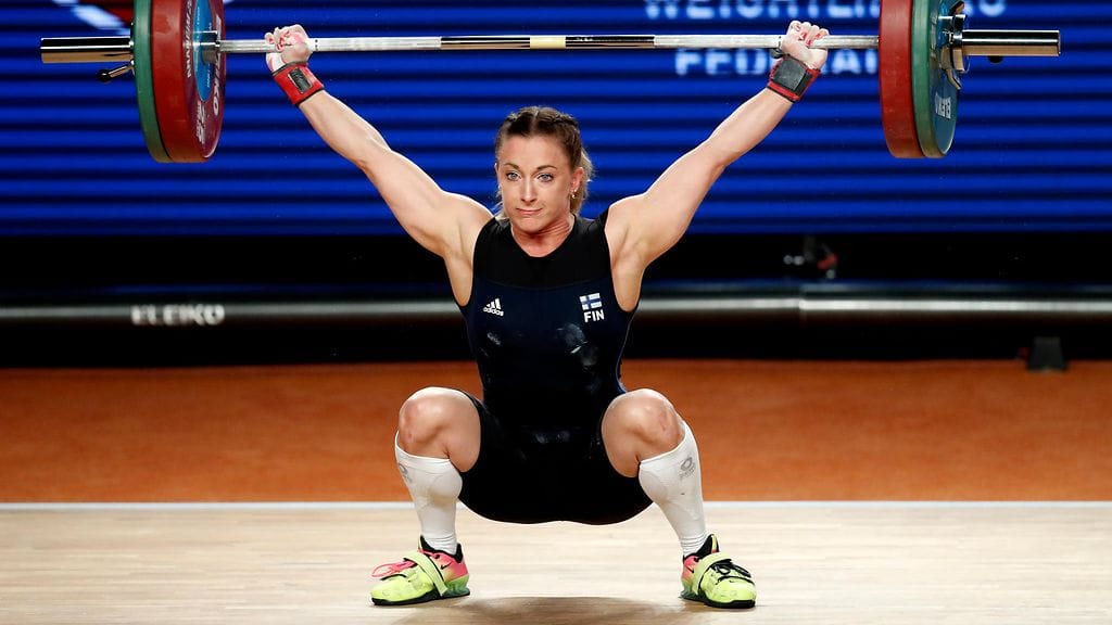 Anni Vuohijoki nostaa rautaa.