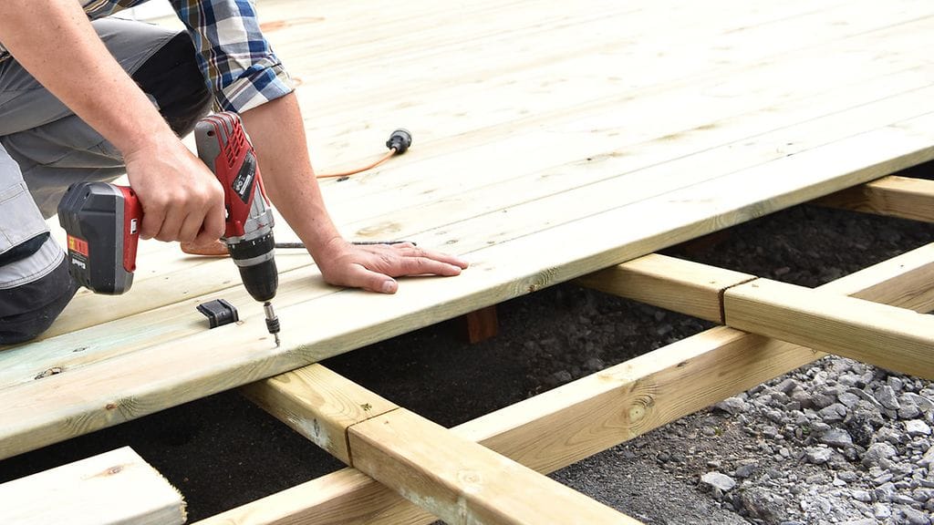 Brittimies keksi piilottaa terassin alle karmivan yllätyksen seuraavan asukkaan löydettäväksi. Kuvituskuva.