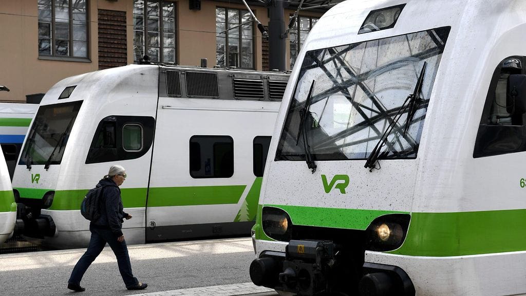 Helsingin seudulla osa lähijunaliikenteen vuoroista perutaan huomenna torstaina runsaan lumisateen takia.