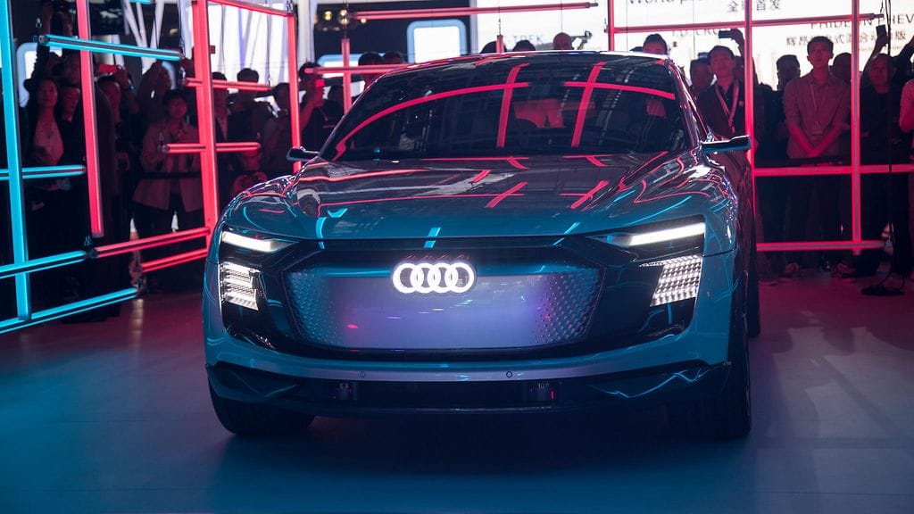 Kuvan e-tron Sportback -konseptin tuotantomalli saapuu markkinoille ensi vuonna. Tämän vuoden elokuussa nähdään samalle alustalle rakentuvan e-tron quattron valmis versio.