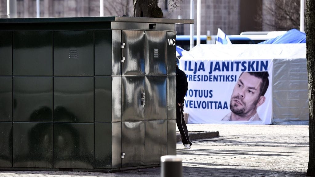 Suomi ensin -yhdistys piti mielenosoitusleiriä viime vuonna Helsingin Rautatientorilla.