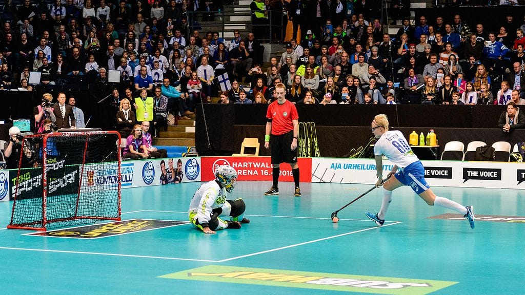 Suomen My Kippilä laukoo rangaistuslaukausta salibandyn MM-finaalissa joulukuussa 2015.