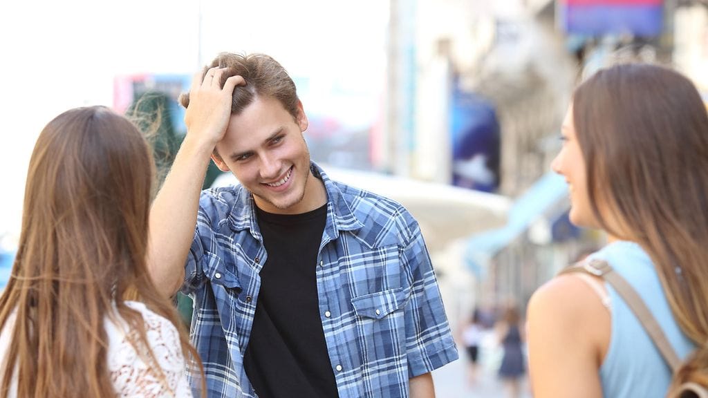 Tutkimuksen mukaan mies vaikuttaa haluttavammalta, jos muutkin naiset ovat tästä kiinnostuneita.